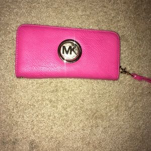 ❤️Micheal Kors Wristlet